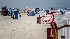 Strandkorb am Juister Strand bei zugezogenem Himmel während einer Kur auf Juist erleben