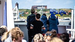Kinder mit Juist-Flagge auf der Inselfähre bei Anreise oder Abreise nach Juist