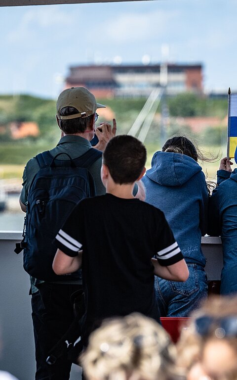 Anreise nach Juist mit der Inselfähre in Richtung Hafen