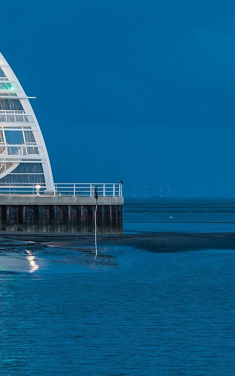 Seezeichen im Hafen von Juist in der Form einer Boje im Dunklen