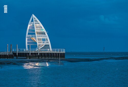 Seezeichen im Hafen auf Juist bei Nacht