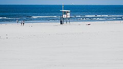 Rettungsturm an der Wasserkante des Hauptbadestrandes auf Juist