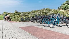 Fahrradparkplatz auf Juist am Flugplatz mit Kutsche