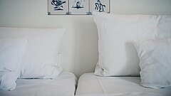 Bett in einem Zimmer in einem Hotel oder einer Pension auf Juist an der Nordsee