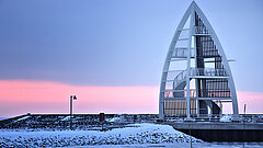 Seezeichen auf Juist im Wattenmeer im Winter mit Schnee