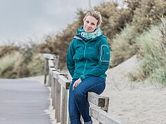 Alleinreisende auf Singleurlaub an der Nordsee am Strandabgang auf Juist