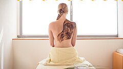 Frau bei ihrem Wellnessurlaub auf Juist mit einer Schlickpackung