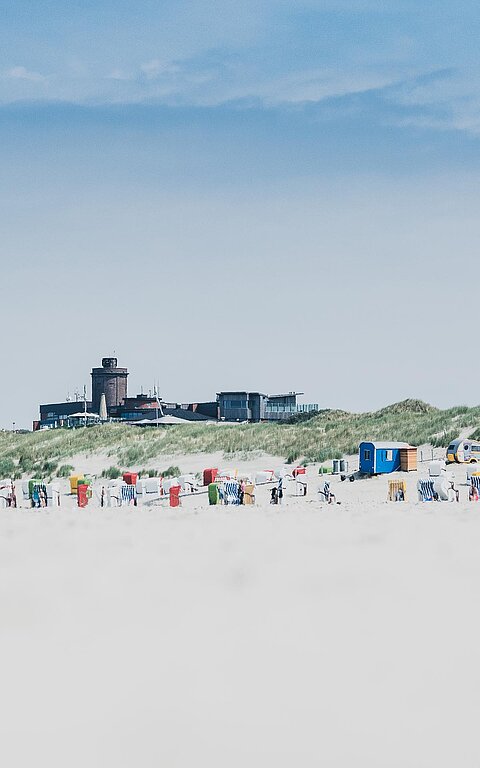 Sicht von der Wasserkante über den Juister Strand in Richtung Strandpromenade