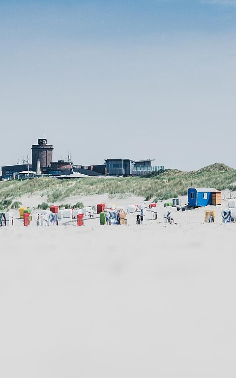 Sicht von der Wasserkante über den Juister Strand in Richtung Strandpromenade
