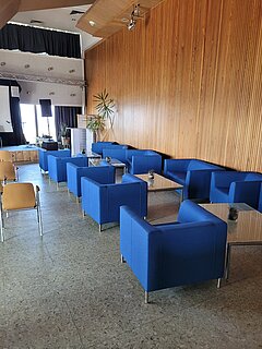 Kleiner Saal im Haus des Kurgastes auf Juist mit Blick auf Bestuhlung und Einrichtung