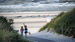 Newsletter von Juist - monatliche Juistpost - Bild vom Strandaufgang auf Juist mit zwei Kindern von hinten