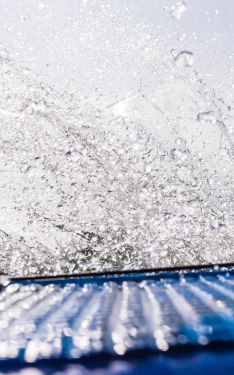 Welle kippt Paddle board auf Juist um