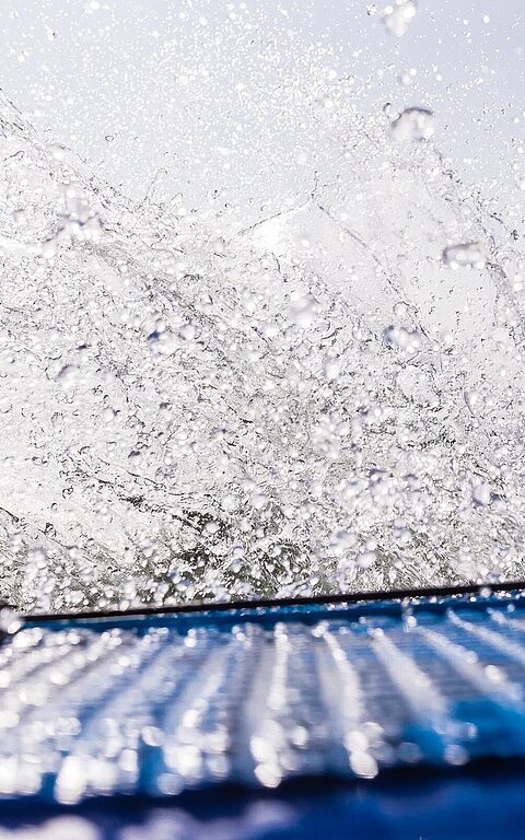 Welle kippt Stand Up Paddling Board auf Juist fast um, Gischt spritzt