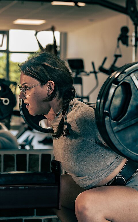 Frau trainiert im Fitness-Studio auf Juist