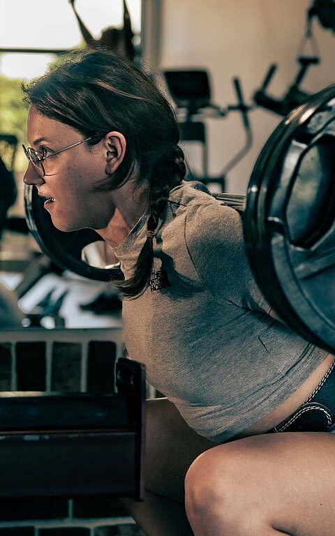 Frau trainiert Kraft im Fitnessstudio auf Juist