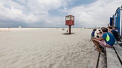 Kursteilnehmende warten auf Start eines Fitnesskurses am Juister Strand