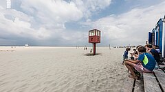 Strandsport mit roter Rettungsturm auf Juist