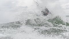 Spritzende Gischt beim Surfen auf Juist