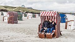 Paar in einem Strandkorb auf Juist