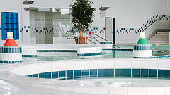 Schwimmbad auf Juist - Bild zeigt Meerwassererlebnisbad im TöwerVital mit Blick auf das Kinderbecken