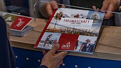 Kataloge und Informationsmaterial in den Tourist-Informationen auf Juist