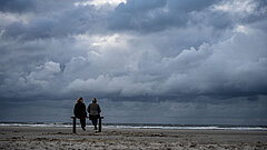 Zwei Personen auf einer Bank am Strand auf Juist