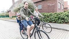 Eltern und Kind fahren Fahrrad auf Juist im Loog