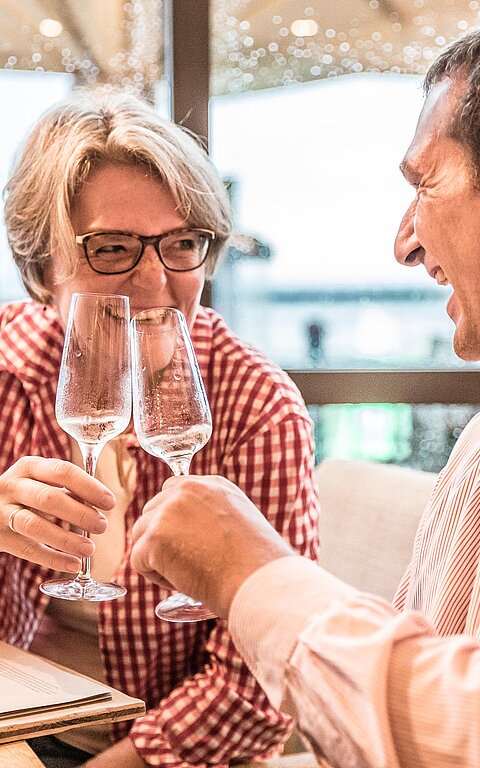 Paar beim Anstossen auf Juist beim Ausgehen im Nachtleben