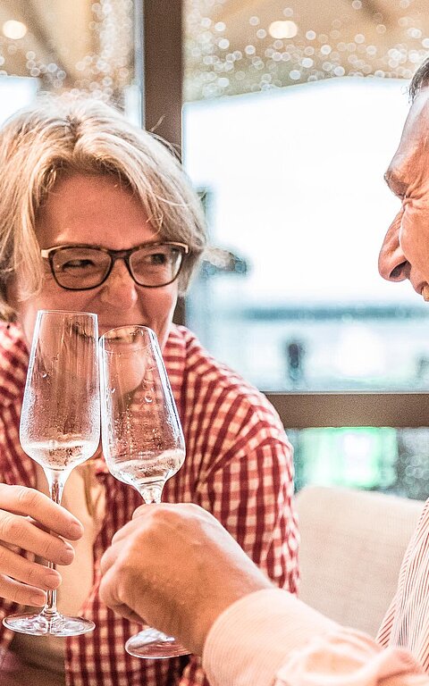 Paar beim Anstoßen in einer Bar auf Juist