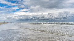 Blick auf den Juister Strand direkt an der Wasserkante im Herbst oder Winter