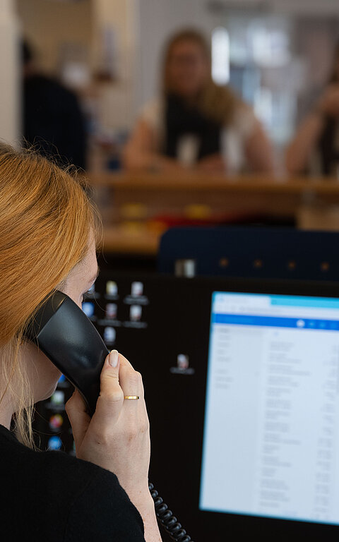 Service am Telefon durch die Mitarbeitenden der Tourist-Informationen auf Juist