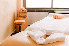 Wellnessangebote auf Juist - Foto zeigt Handtuch auf einer Behandlungsliege im TöwerVital Wellnesszentrum auf Juist