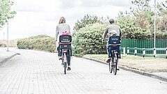 Paar fährt auf Juist Fahrrad