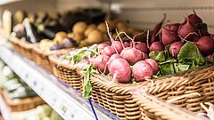 Breite Auswahl an verschiedenen Obst- und Gemüsesorten in Supermärkten auf Juist