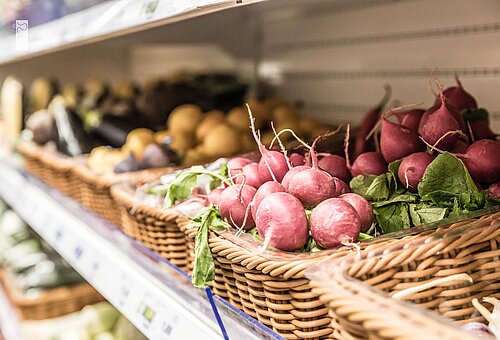 Körbe in einem Lebensmittelladen auf Juist mit frischem Gemüse