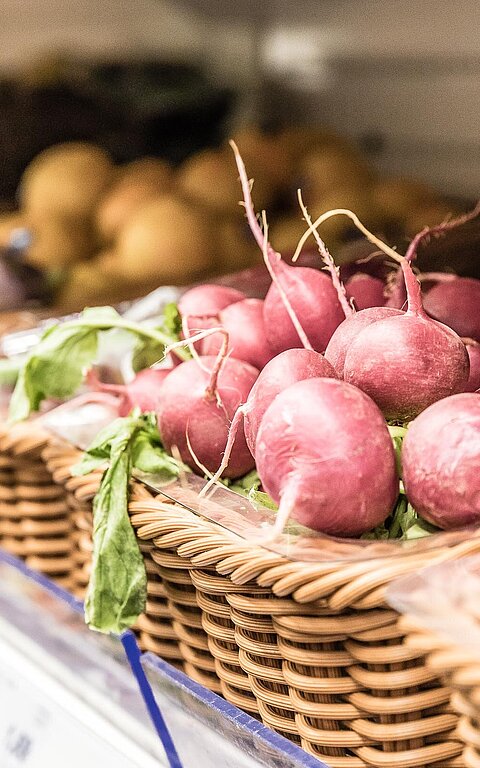 Breite Auswahl an verschiedenen Obst- und Gemüsesorten in Supermärkten auf Juist