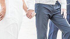 Hochzeit auf Juist Händchen haltend