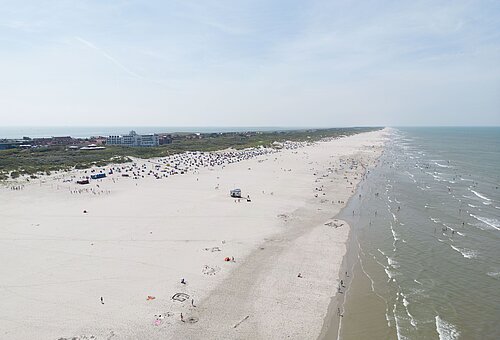 Luftaufnahme der Insel Juist mit breitem Strand