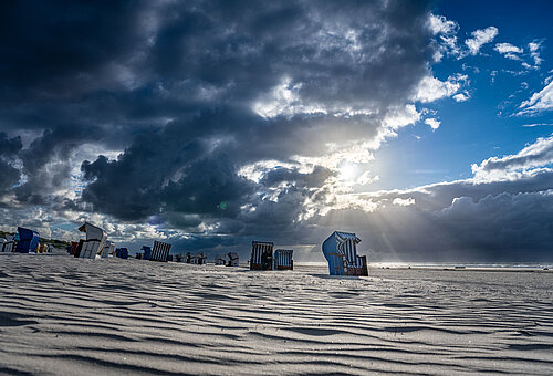 Strand mit wolkenbedecktem Himmel auf Juist