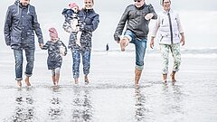 Familie Strandspaziergang auf Juist