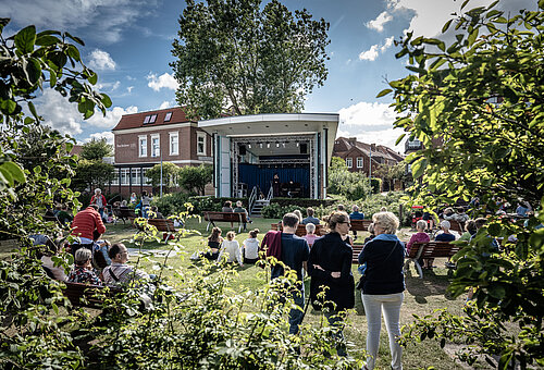 Maizeit auf der Insel Juist mit Konzerten unter freiem Himmel auf dem Kurplatz