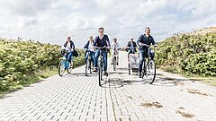Fahrradfahren auf der Flugplatzstraße auf Juist