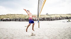 Spieler bei einem Volleyball Turnier des Strandsports auf Juist Wettkampf