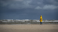 Newsletter von Juist - monatliche Juistpost - Bild vom Strand auf Juist einer Person an der Wasserkante