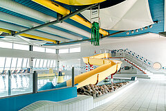 Schwimmbad auf Juist - bild zeigt Meerwassererlebnisbad im TöwerVital auf Juist im Überblick mit Rutsche und Decke