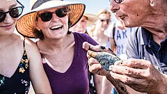 Gruppe bei einer Wattwanderung auf Juist als klimafreundliches Erlebnis durch Naturverbundenheit