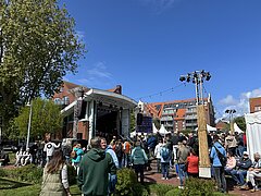 Bild zeigt Stimmung auf dem Kurplatz auf Juist beim Juistival feiernden Menschen