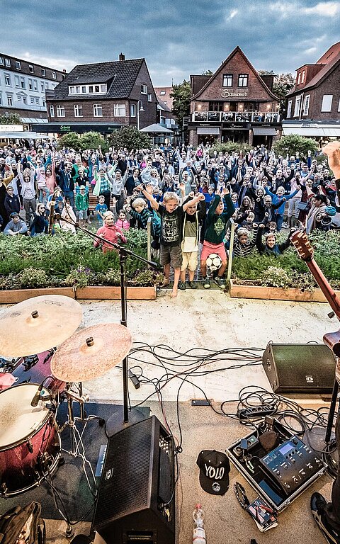 Sicht von der Bühne bei einem Konzert auf dem Kurplatz auf Juist auf das Publikum