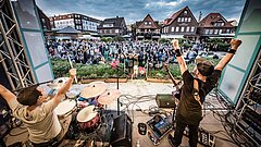 Sicht von der Bühne bei einem Konzert auf dem Kurplatz auf Juist