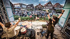 Sicht von der Bühne bei einem Konzert auf dem Kurplatz auf Juist auf das Publikum